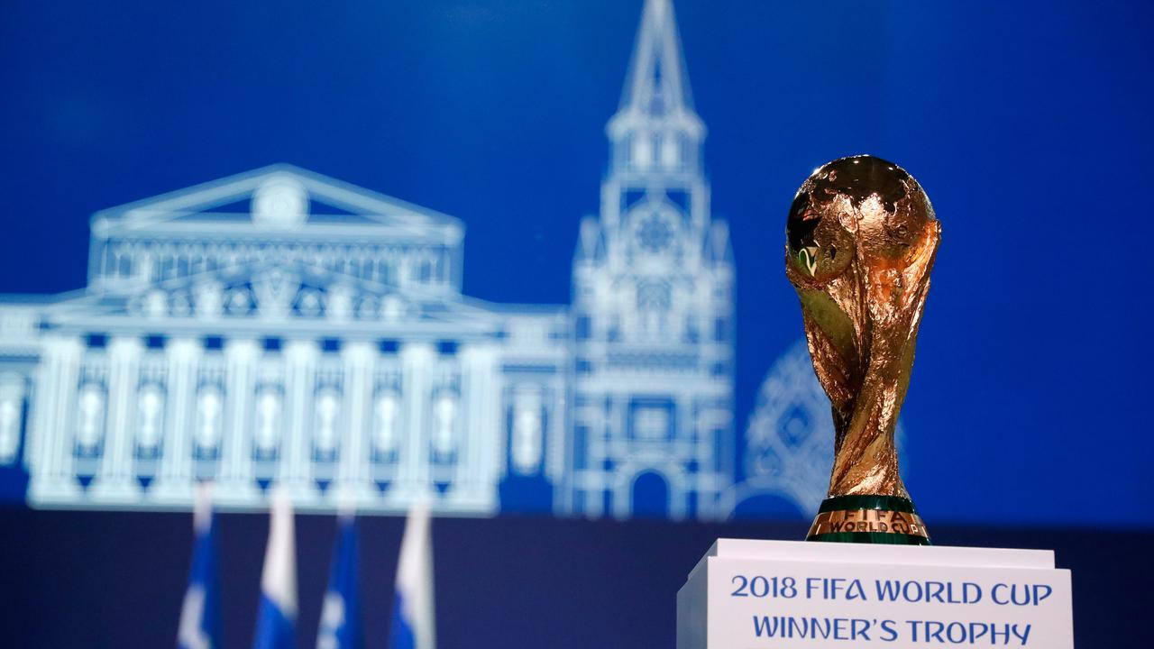 Trofi Piala Dunia ditampilkan dalam Kongres FIFA di Moskow, Rusia, Rabu (13/6). Sebagian pengamat memprediksi Maroko akan gagal untuk menjadi tuan rumah Piala Dunia 2026. (AP Photo/Pavel Golovkin)