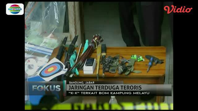 Polisi temukan buku ajaran tentang terorisme, kepingan cd, bahan bom panci, dan senjata tajam di rumah terduga teroris Kampung Melayu