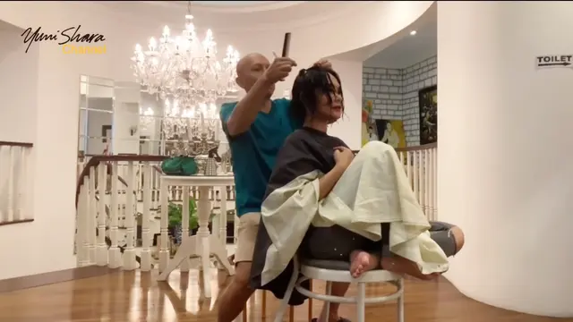 Momen Yuni Shara potong rambut di rumah