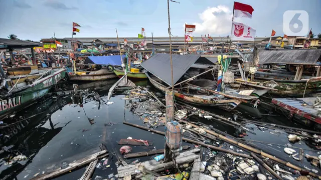 Bahaya Sampah Laut di Kampung Nelayan