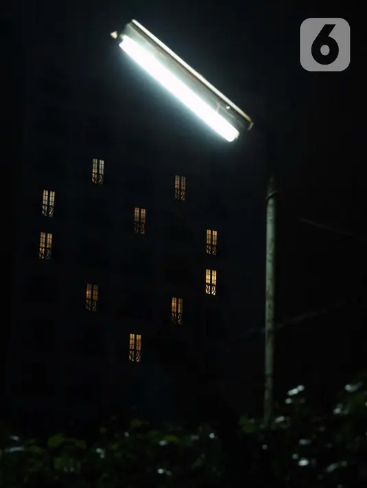 Salah satu hotel di kawasan Jalan Otista Kota Bogor menyalakan sebagian lampu kamarnya hingga membentuk gambar hati, Jumat (10/4/2020). Gambar hati ini bentuk solidaritas keprihatinan sejumlah hotel di Indonesia atas pandemi Covid-19. (Liputan6.com/Helmi Fithriansyah)