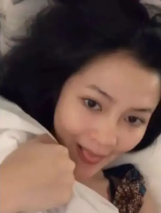 Baru bangun tidur, seperti ini wajah Bella yang terlihat bahagia dan cantik. [Instagram @bellabonita_r.a]