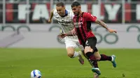 Pemain Atalanta Teun Koopmeiners (kiri) berebut bola dengan pemain AC Milan Theo Hernandez pada pertandingan sepak bola Serie A di Stadion San Siro, Milan, Italia, 15 Mei 2022. AC Milan menang 2-0. (AP Photo/Antonio Calani)