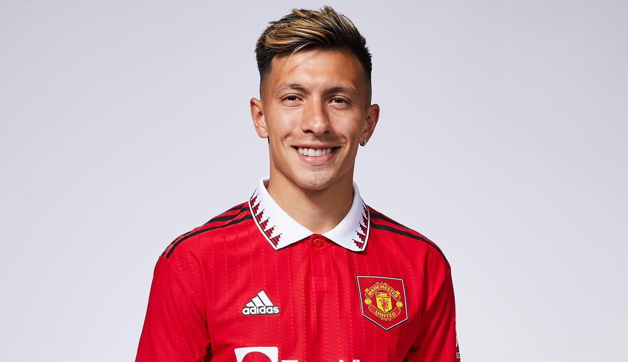 Lisandro Martinez. Sebelum akhirnya resmi dilepas Ajax Amsterdam ke Manchester United, Arsenal adalah klub yang telah lebih dahulu melakukan negosiasi dengan Ajax. Namun negosiasi tersebut akhirnya mentah karena belum adanya kesepakatan nilai transfer. MU pun ikut meramaikan perburuan bek tengah Argentina berusia 24 tahun tersebut dan akhirnya mendapatkannya lewat penawaran yang lebih tinggi ditambah dengan koneksi Erik ten Hag. Ia digaet MU dengan nilai transfer 57,37 juta euro atau setara Rp873 miliar. (manutd.com)