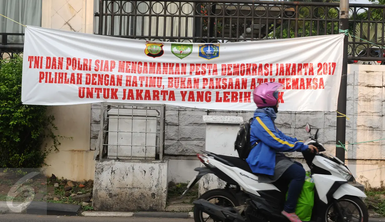 Spanduk himbauan jelang pelaksanaan Pilkada DKI Jakarta putaran 2 terpampang di pertigaan Jalan Kemang Raya, Jakarta, Minggu (16/4). Pilkada DKI Jakarta putaran 2 akan berlangsung pada Rabu 19 April mendatang. (Liputan6.com/Helmi Fithriansyah)