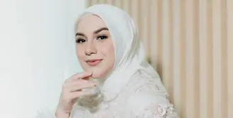 Gaun tersebut memiliki detail tulle dan bordir di bagian bahu dan dada.  (Instagram/_irishbella_).