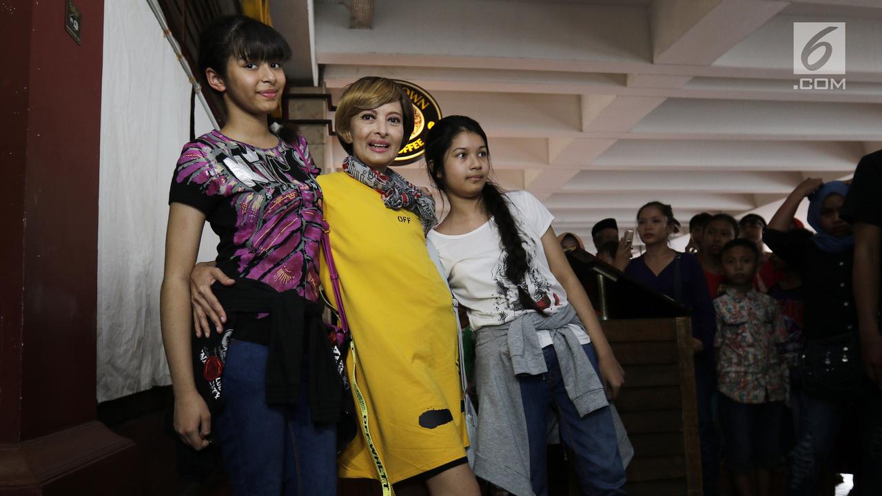 Yana Zein bersama dua putrinya.