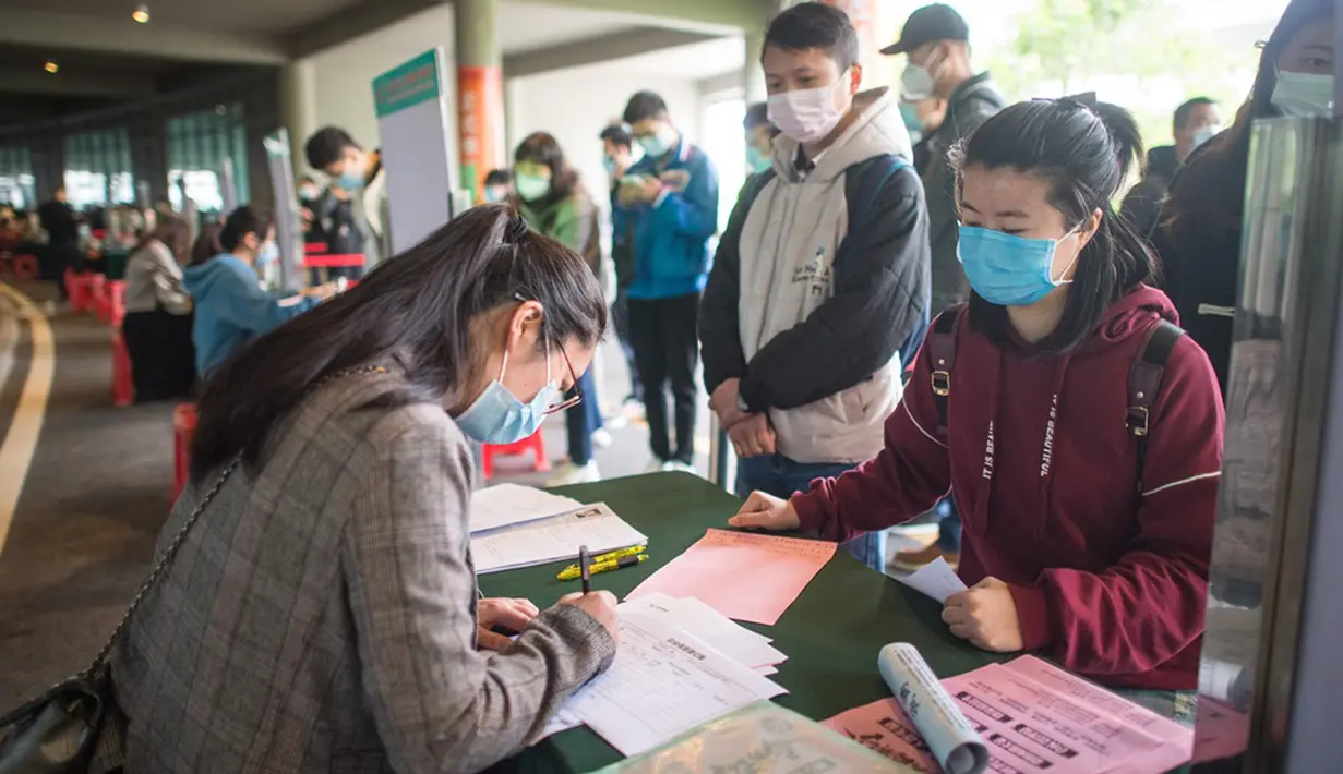 Seorang pelamar berkomunikasi dengan staf sebuah perusahaan dalam bursa kerja di Wuhan, Provinsi Hubei, 21 April 2020. Untuk mengimbangi dampak COVID-19 terhadap pasar kerja, China mengambil langkah-langkah memastikan lapangan kerja dan mendorong dimulainya kembali pekerjaan. (Xinhua/Xiao Yijiu)