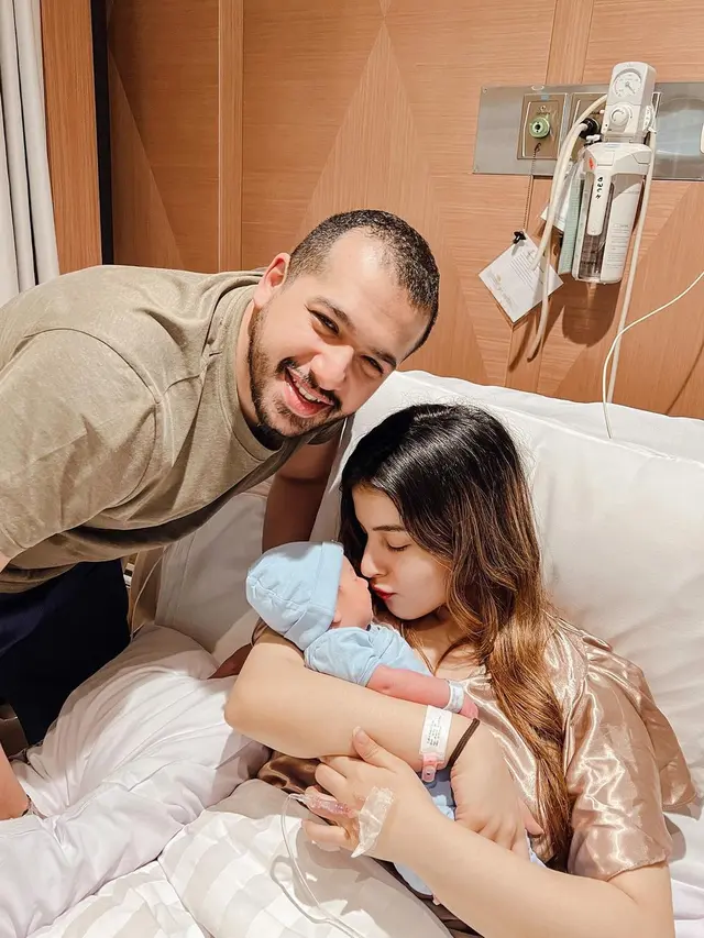Tasya Farasya momong Baby Isa, anak keduanya (Foto: Instagram @tasyafarasya)