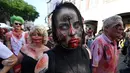 Seorang wanita memakai kostum dan berdandan menyerupai zombie saat mengambil bagian dalam acara Zombie Walk di kota Strasbourg, Prancis, 14 September 2019. Acara yang digelar dalam rangka Festival Film Fantasi Eropa ke-12 ini berlangsung dari  14 hingga 23 September. (FREDERICK FLORIN / AFP)