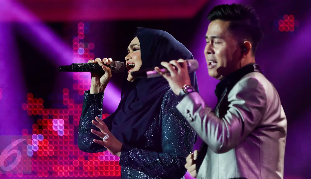 Siti Nurhaliza berduet dengan Cakra Khan saat mengisi Golden Memories International di Studio Indosiar, Jakarta, Kamis (12/1). Rayakan HUT ke-22, Indosiar hadirkan Siti Nurhaliza di Golden Memories International. (Liputan6.com/Yoppy Renato)