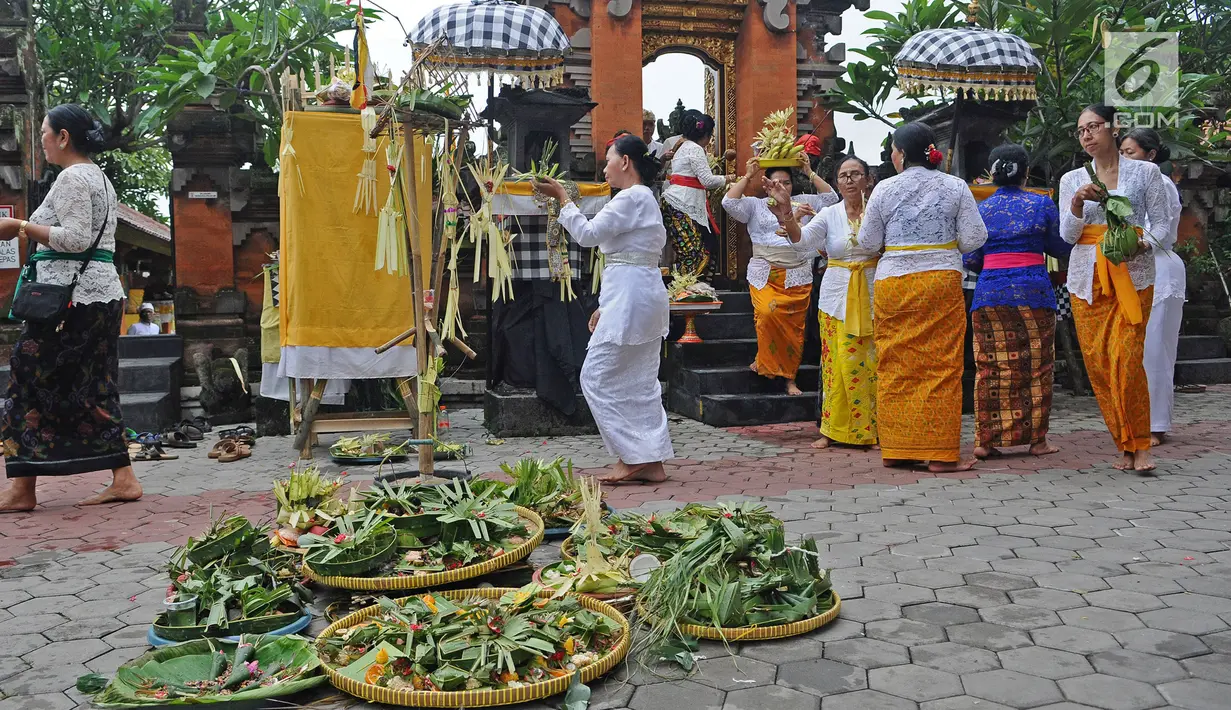 Suasana prosesi upacara mecaru di Pura Tribhuana Agung Sukmajaya Depok, Jawa Barat, Rabu (6/3). Upacara Mecaru dilaksanakan bertujuan untuk menjaga keharmonisan antara manusia dan alam. (Liputan6.com/Herman Zakharia)