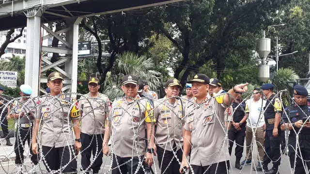 Kapolda Metro Jaya Irjen Pol Gatot Eddy Pramono beserta jajaran meninjau kawasan Patung Kuda, Jakarta Pusat. Peninjauan ini dimaksudkan untuk mengecek persiapan para anggota guna mengamankan hari buruh atau May Day.