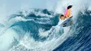 Aksi Courtney Conlogue di nomor Women's Pro Liga Surfing Dunia di Tavarua, Fiji, (31/5/2016). (AFP/World Surf League/Ed Sloane)