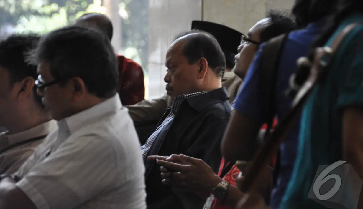 Sutan Bhatoegana menunggu panggilan oleh penyidik di lobi KPK, Jakarta, Senin (6/10/2014) (Liputan6.com/Miftahul Hayat)