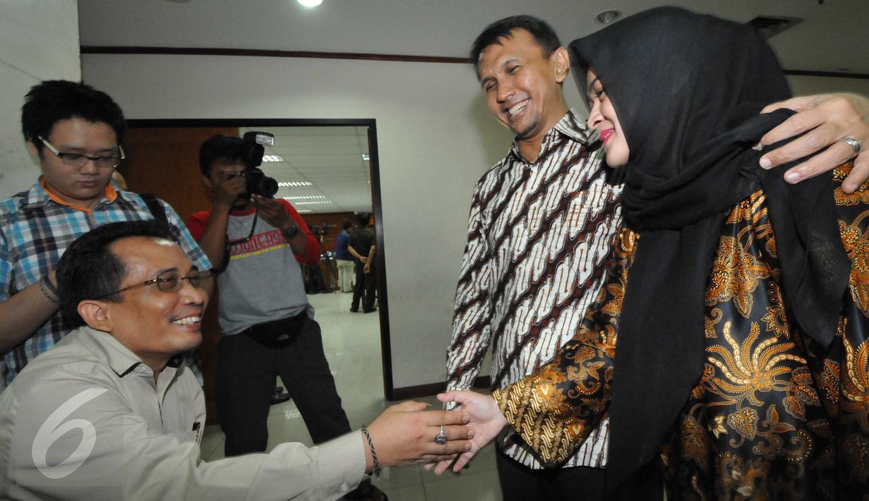 Istri Gatot Pujo Nugroho, Evy Susanti bersalaman saat akan menjalani sidang di Pengadilan Tipikor, Jakarta, Kamis (22/10/2015). Gatot dan Evy akan memberi kesaksian terkait kasus Dana Bansos Pemprov Sumut (Liputan6.com/Helmi Afandi)