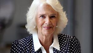 Ratu Camilla&nbsp;menghadiri acara&nbsp;meresmikan unit operasi Ambulans Udara Cornwall yang baru di Newquay, Inggris barat daya, pada 2 September 2025. (Chris Jackson/POOL/AFP)