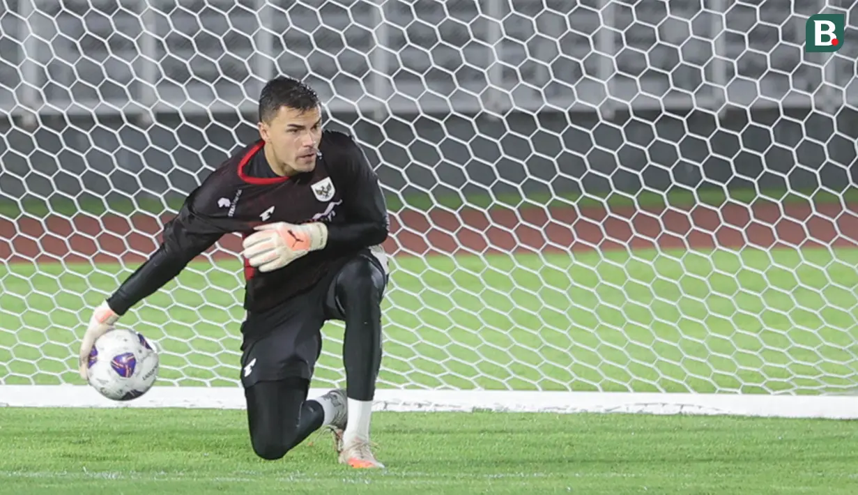 Kiper Palermo itu berpotensi merasakan debut bersama Timnas Indonesia saat melawan Bahrain dalam lanjutan putaran ketiga Kualifikasi Piala Dunia 2026 di Stadion Utama Gelora Bung Karno, Jakarta, Selasa (25/3/2025) malam WIB. (Bola.com/M Iqbal Ichsan)