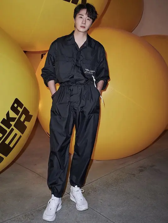 Jung Il Woo hadir dengan busana hitam dipadukan sneakers putih saat hadir si Onitsuka Milan Fashion Week. @jilwww