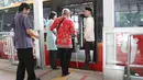 Seorang penyandang tuna netra tampak mencoba masuk ke dalam bus Transjakarta di halte Karet 2, Jakarta, Jumat (6/6/14). (Liputan6.com/Faizal Fanani)