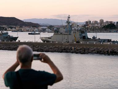 Kapal angkatan laut Spanyol, Furor sesaat sebelum berlayar dari pelabuhan Cartagena ke Mediterania timur, tempat armada bantuan kemanusiaan menuju Gaza berada, di Murcia, Spanyol, Kamis 25 September 2025. (AP Photo/Alfonso Duran)
