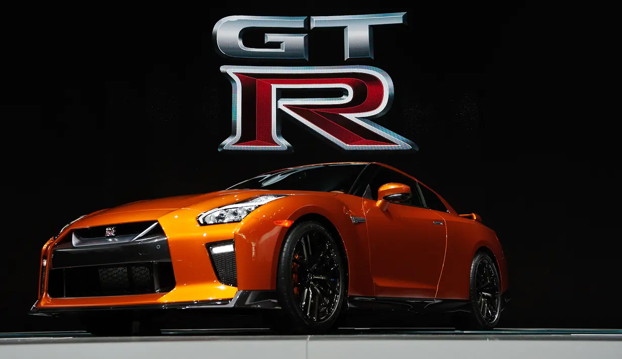 Nissan GT-R 2017  resmi diperkenalkan di New York International Auto Show 2016 di Manhattan, New York, Rabu (23/3). Mobil ini merupakan model terakhir dari Nissan GT-R R35. (Bryan Thomas/GETTY IMAGESNORTH AMERICA/AFP)