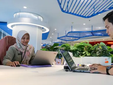Aktivitas Aparatur Sipil Negara (ASN) di unit Badan Kepegawaian Daerah (BKD) saat hari pertama kerja usai cuti bersama libur Lebaran di kompleks Balai Kota Jakarta, Selasa (8/4/2025). (Liputan6com/Herman Zakharia)