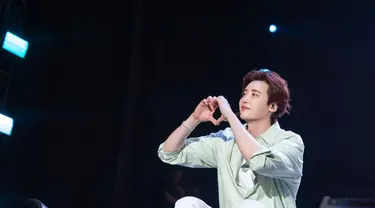 Lee Jong Suk memberi pose hati dalam fan meeting Dear. My With di Jakarta. (Foto: Applewood)