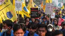 Mahasiswa berunjuk rasa atau demo BBM naik di kawasan Patung Kuda, Jakarta, Senin (5/9/2022). Sejumlah atribut unjuk rasa juga dibawa oleh para demonstran berupa bendera organisasi beserta spanduk-spanduk yang bertuliskan nada penolakan kenaikan harga BBM. (Liputan6.com/Angga Yuniar)