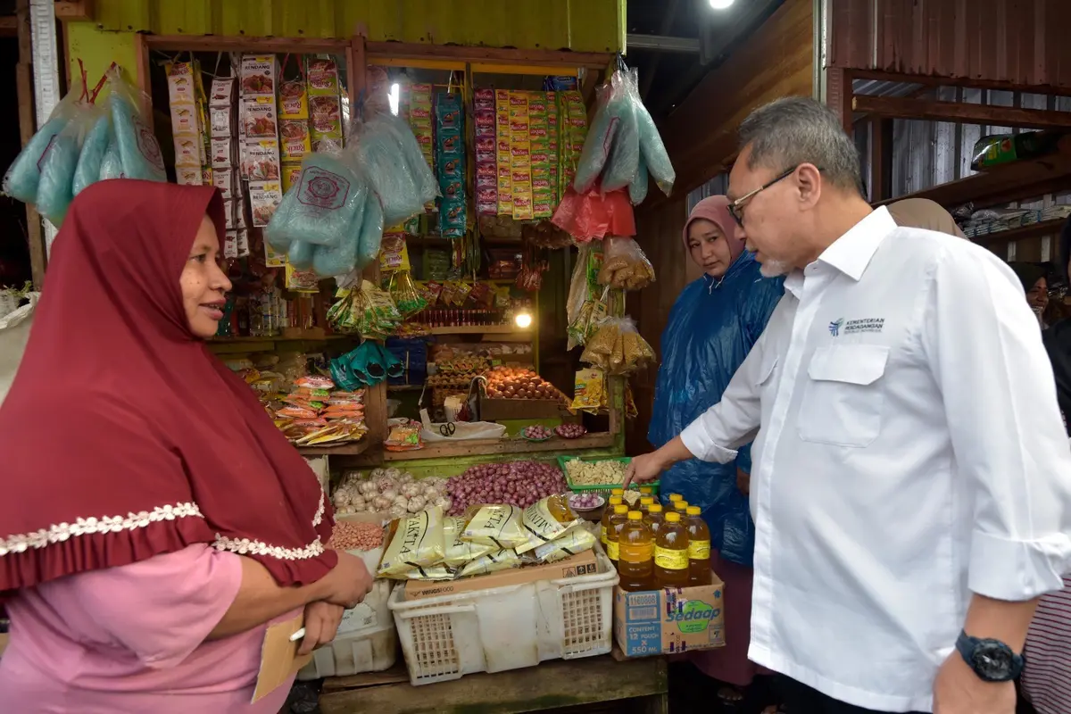 Menteri Perdagangan Zulkifli Hasan meninjau Pasar Mardika di Kota Ambon, Maluku Minggu (18/6/2023). Tinjauan ini untuk melihat harga kebutuhan pokok jelang Hari Raya Idul Adha 2023. (Dok Kemendag)