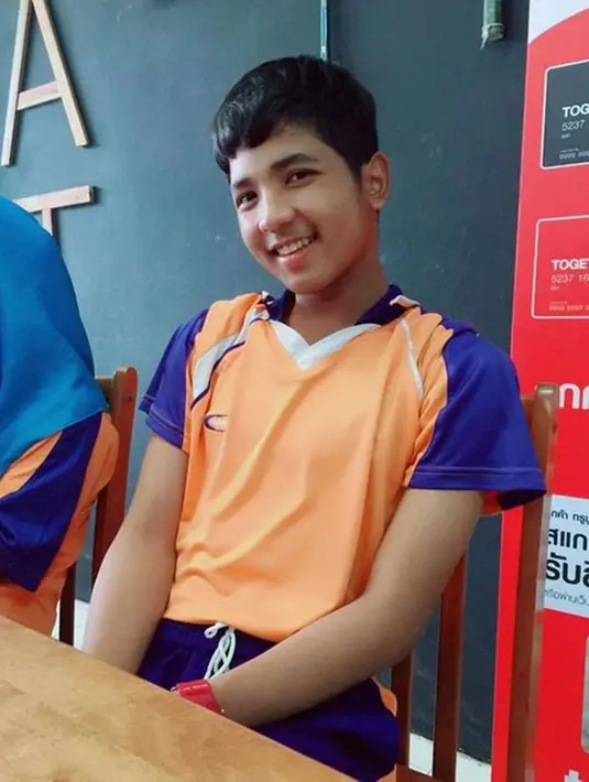 Jirayut saat memakai seragam olahraga sekolah juga curi perhatian. Sisi sopan dan ramah terlihat sekali dari foto Jirayut ini. Tak heran jika foto jadul Jirayut selalu curi perhatian hingga mengundang banyak komentar dari warganet. (Liputan6.com/jirayutdaa4official)