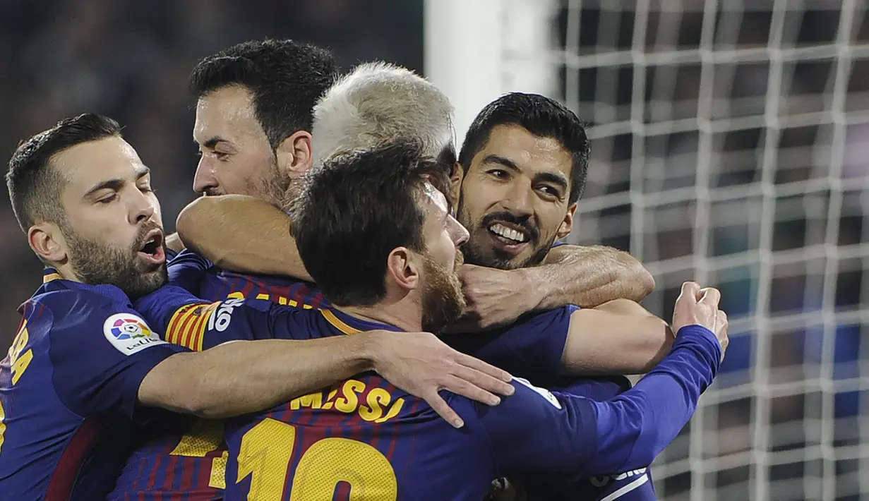 Para pemain Barcelona merayakan gol yang dicetak Luis Suarez ke gawang Real Betis pada laga La Liga Spanyol di Stadion Benito Vilamarin, Sevilla, Minggu (21/1/2018). Betis kalah 0-5 dari Barcelona. (AFP/Cristina Quicler)