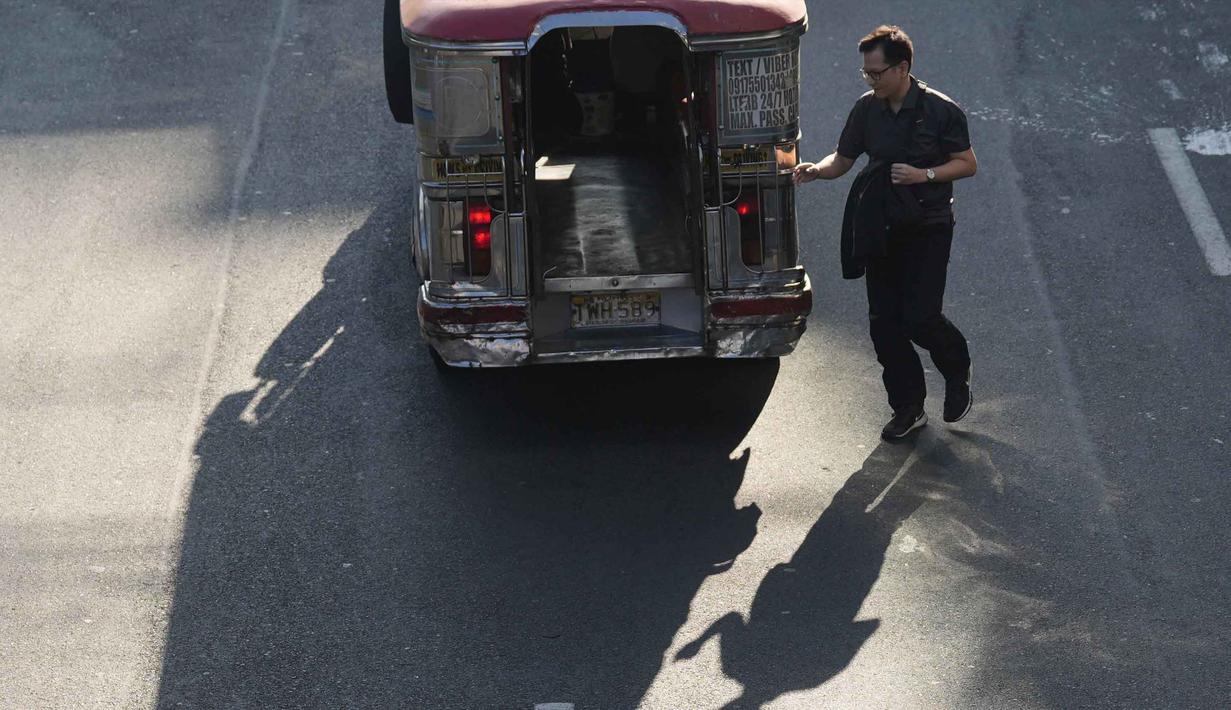 Pemerintah Filipina mengambil langkah darurat untuk memastikan pasokan bahan bakar tetap aman di tengah gejolak krisis di Timur Tengah. Tampak dalam foto, seorang penumpang menaiki jeepney di kota Pasay, Filipina, pada Senin, 23 Maret 2026. (AP Photo/Aaron Favila)