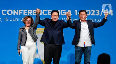 Direktur Programming SCM Harsiwi Achmad (kiri), Ketua Umum PSSI Erick Thohir (tengah), dan Direktur Utama LIB Ferry Paulus (kanan) saat press conference Liga 1 2023/2024 di Jakarta, Kamis (15/6/2023). Dalam keterangan tersebut menyebutkan Liga 1 2023/2024 dijadwalkan kick-off pada 1 Juli 2023. (Liputan6.com/Angga Yuniar)