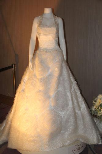 Kreasi baju pengantin Tina Andrean yang sangat anggun | copyright vemale.com