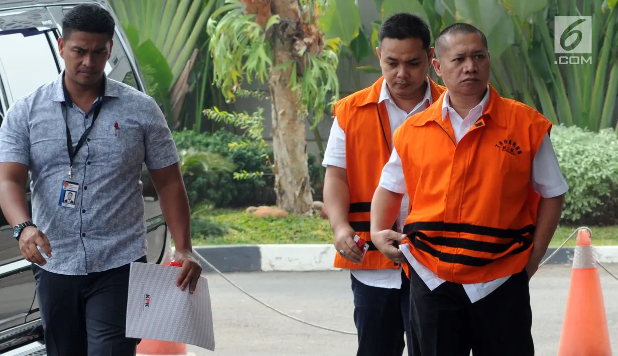 Dua tersangka Eka Kamaludin (kiri) dan Kabag ULP Purbalingga Hadi Iswanto (kanan) tiba untuk menjalani pemeriksaan oleh penyidik di gedung KPK, Jakarta, Kamis (12/7). (Merdeka.com/Dwi Narwoko)