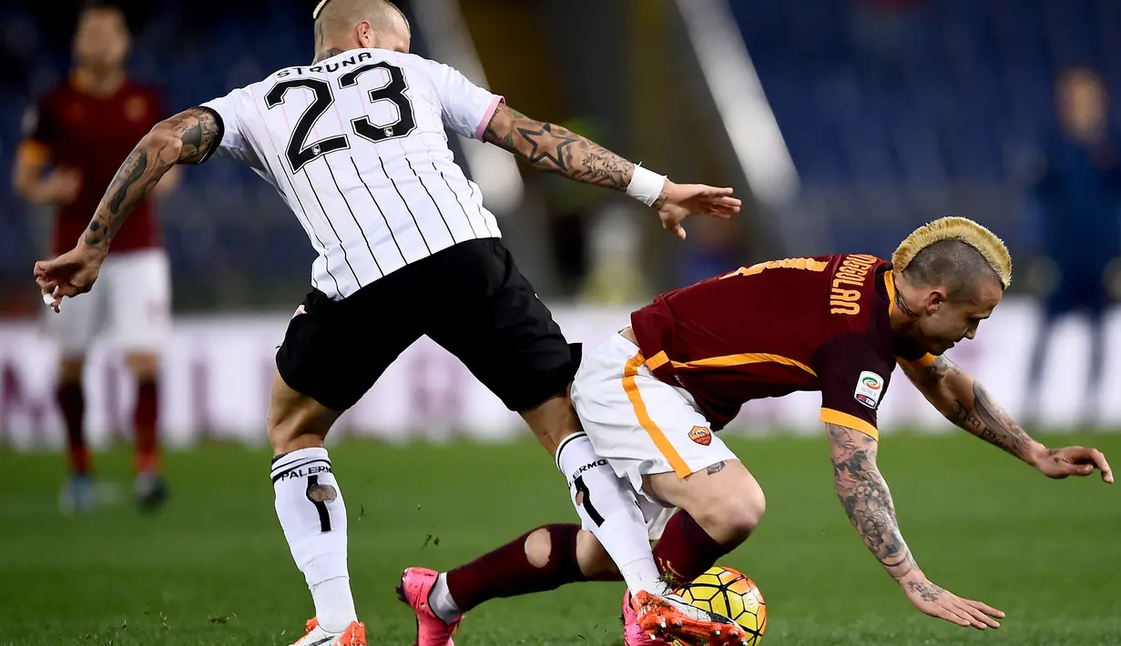 Pemain AS Roma, Radja Nainggolan (kanan), berebut bola dengan pemain Palermo, Andraz Struna, dalam lanjutan Serie A Italia di Stadion Olimpico, Roma, Senin (22/2/2016) dini hari WIB. (AFP/Filippo Monteforte)