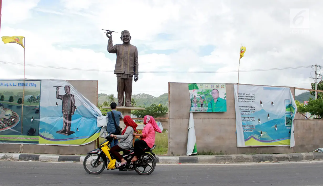 Pengendara melintasi lokasi pembangunan patung Presiden Indonesia ketiga Bacharuddin Jusuf Habibie di Isimu, Gorontalo, Jumat (4/1). Patung itu dikerjakan oleh seniman Yogyakarta, Lutse Lumbert Daniel Morrin dan Soewardi. (Liputan6.com/Arfandi Ibrahim)