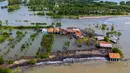 Untuk diketahui, data dari Dinas Kelautan dan Perikanan Kabupaten Demak, pada tahun 2011 ekosistem mangrove di Kabupaten Demak sekitar 8 % dalam kondisi rusak. Tampak dalam foto yang diambil pada 29 Juli 2025 menunjukkan pemandangan udara rumah-rumah yang terbengkalai dan sebagian terendam air, yang hilang akibat kenaikan pasang surut akibat perubahan iklim, di Desa Semonet, Pekalongan, Jawa Tengah. (BAY ISMOYO/AFP)
