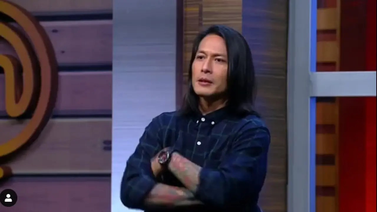 6 Potret Terbaru Chef Juna Berambut Gondrong, Bikin Pangling
