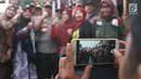 Kapolda Metro Jaya Irjen Gatot Eddy Pramono foto bersama warga saat meninjau persiapan TPS di Kampoeng Pemilu Nusantara, Depok, Jawa Barat, Selasa (16/4). Peninjauan tersebut untuk memastikan persiapan dan keamanan penyelenggaraan pemilu serentak 17 April 2019. (Liputan6.com/Immanuel Antonius)