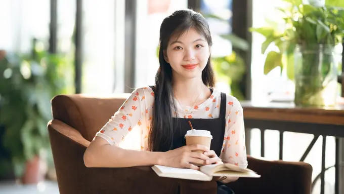 cantik kalem bahagia santai tersenyum