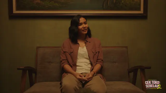 Adinia Wirasti sebagai Ayu dalam film Cek Toko Sebelah 2. (Foto: Dok. Starvision Plus)