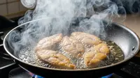 Cara Mengurangi Asap saat Menggoreng Ikan, Tips Agar Minyak Tidak Meletup
