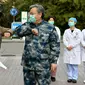 Pasien yang dinyatakan sembuh dari virus corona beradu siku dengan petugas medis di Rumah Sakit Tangdu Universitas Kedokteran Militer Angkatan Udara Xi'an, Provinsi Shaanxi, China, Selasa (4/2/2020). Ini adalah pasien pertama yang dinyatakan sembuh dari virus corona di Shaanxi. (Xinhua/Liu Xiao)