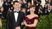 Aktris Scarlett Johansson menggandeng kekasihnya Colin Jost saat tiba di Met Gala 2018 di Metropolitan Museum of Art di New York (7/5). (AFP/Hector Retamal)