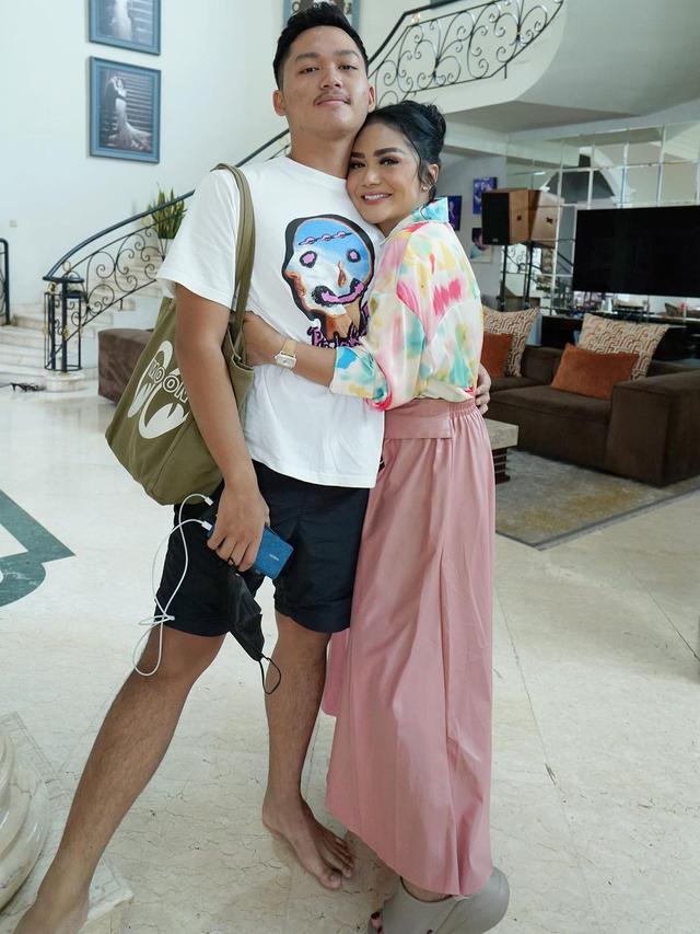 Krisdayanti dan Azriel Hermansyah. (Foto: Dok. Instagram @krisdayantilemos)