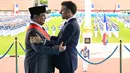 Di sela-sela kunjungan di Akademi Militer di Magelang, Jawa Tengah, Presiden Prancis Emmanuel Macron menganugerahkan Grand Croix de la Légion d’Honneur kepada Presiden Prabowo Subianto. (JEANNE ACCORSINI/POOL/AFP)
