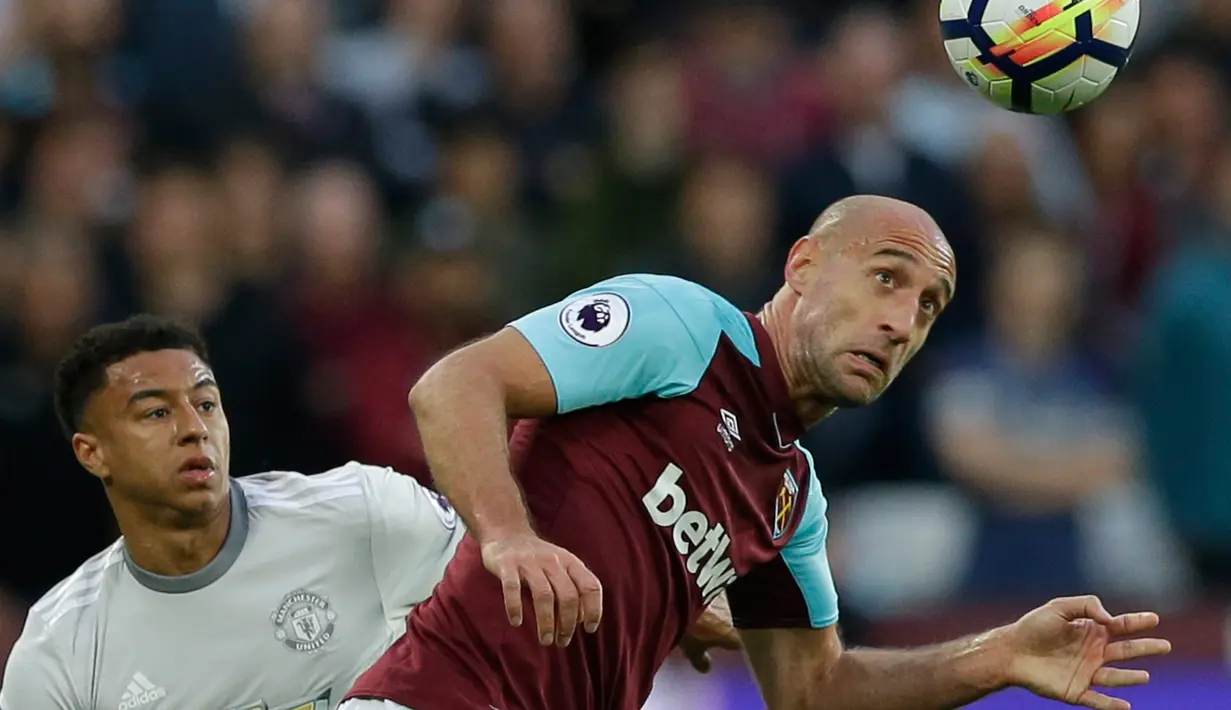 Pemain West Ham United Pablo Zabaleta menyundul bola saat melawan Manchester United pada pertandingan Liga Inggris di London Stadium di London (10/5). West Ham United bermain imbang dengan skor 0-0. (AP Photo / Alastair Grant)