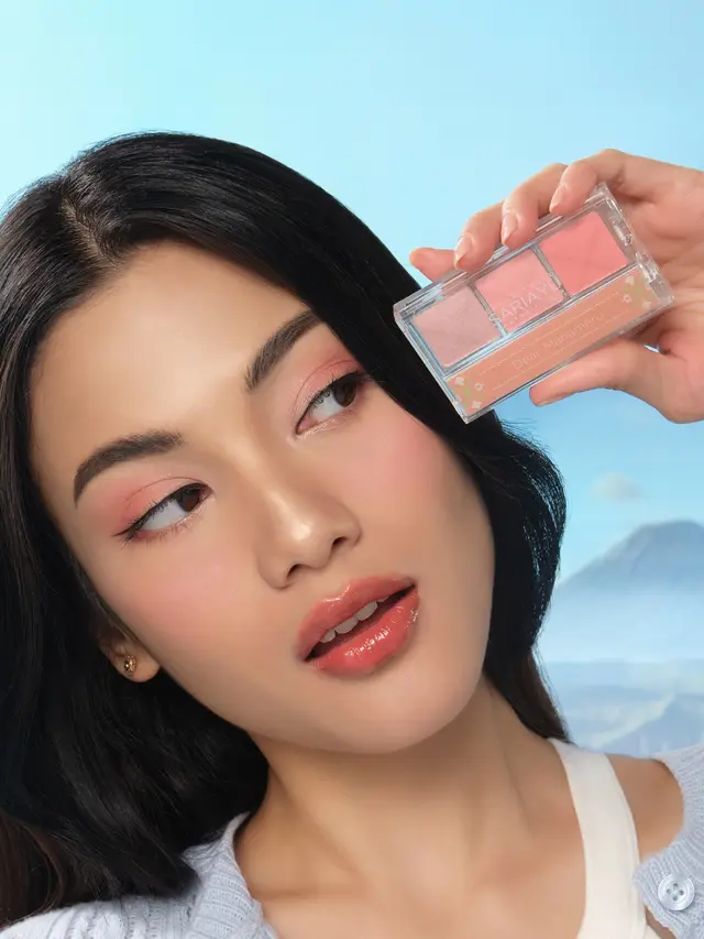 Ilustrasi model dan produk color bloom blush/Sariayu